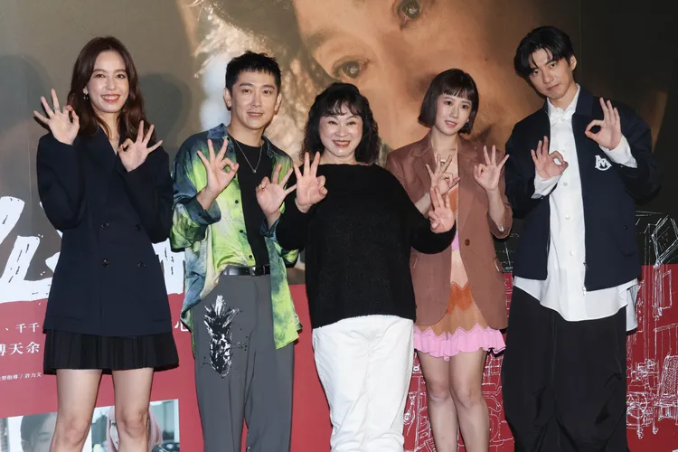 陳庭妮（左起）、施名帥、陸小芬、方志友、傅孟柏出席記者會。彭欣偉攝