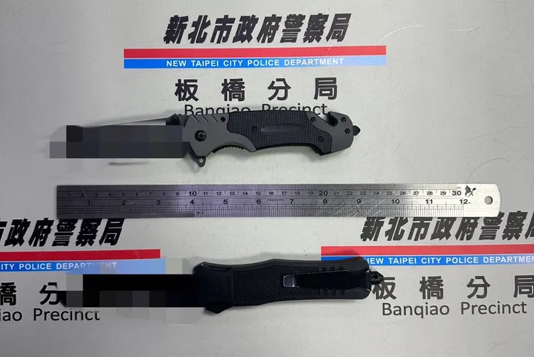 警方起出犯案用的摺疊刀。板橋警分局提供