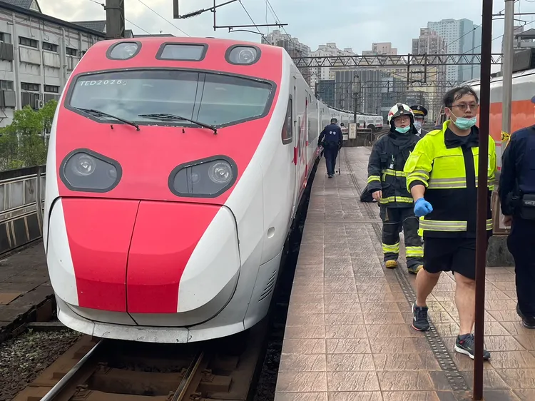 檢警到場釐清老翁落軌原因。翻攝畫面