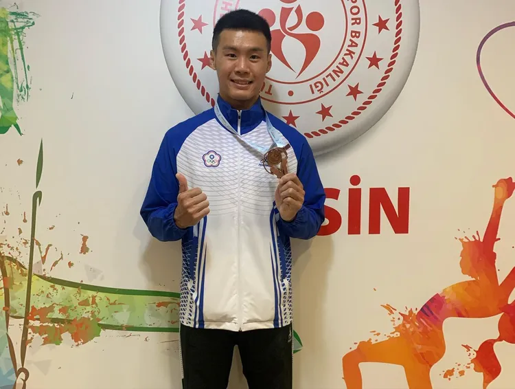 唐嘉鴻因「直體貓跳」的動作聞名，有「亞洲貓王」的稱號。翻攝自唐嘉鴻臉書