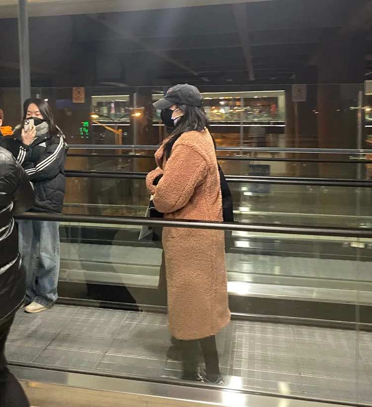 迪麗熱巴去年12月被拍到在機場穿大衣護肚，讓懷孕傳聞甚囂塵上。翻攝該用戶喜歡買金條微博