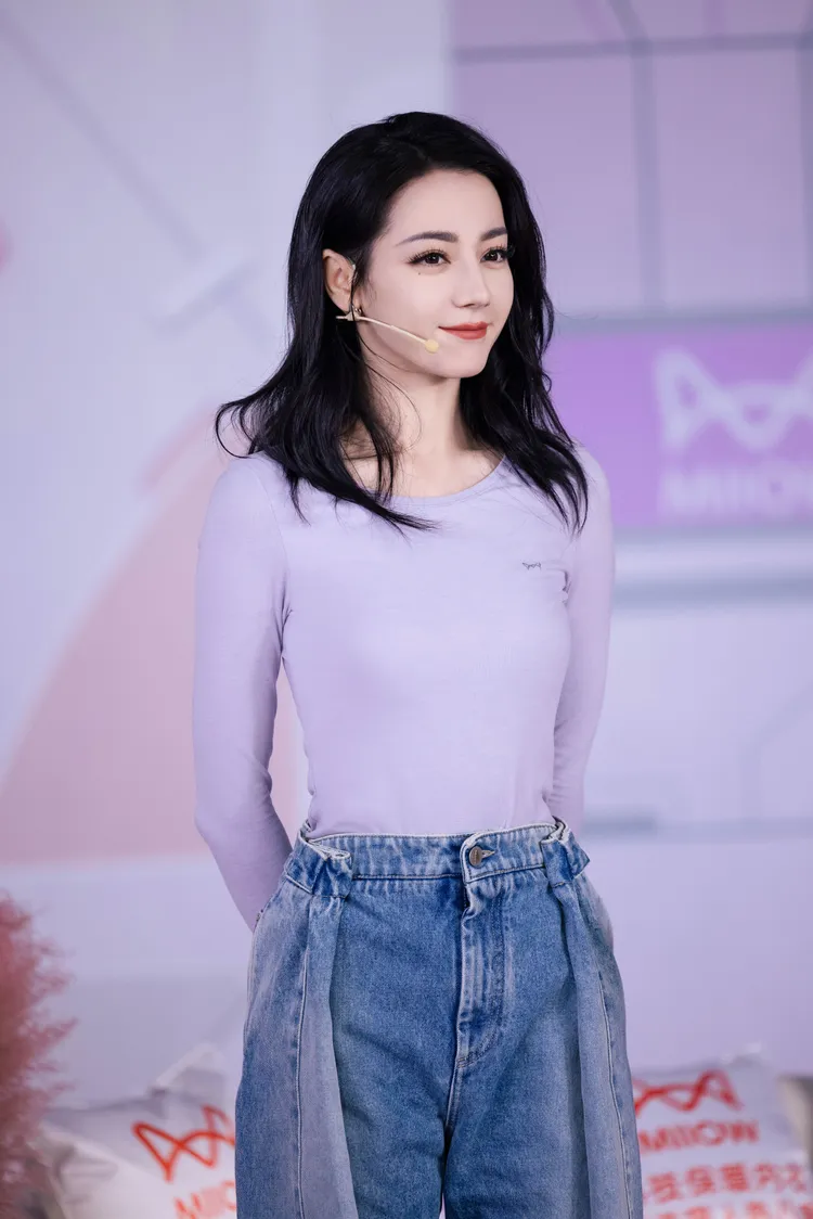 迪麗熱巴1月7日穿貼身衣服直播。翻攝迪麗熱巴工作室微博