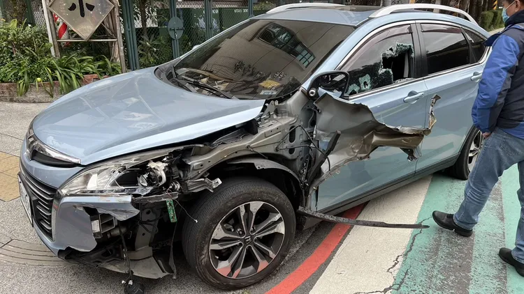 林男車輛多處毀損。台北市刑大提供