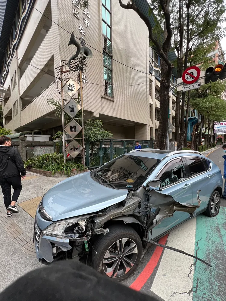 林男將車棄置在新莊區中和街。台北市刑大提供