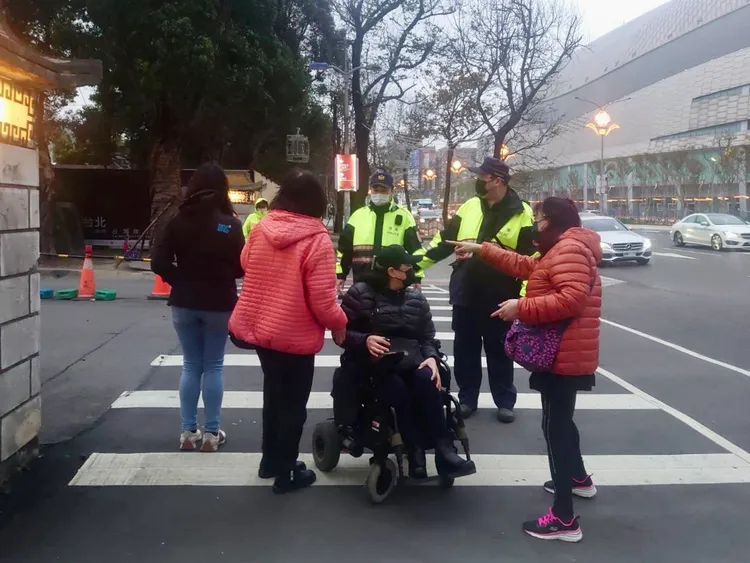 警方深入人群即時提供為民服務。翻攝畫面