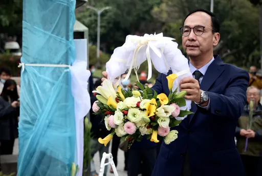 劍指2024?朱立倫悼228「希望記取跟弭平傷痛」 親自獻花致意受難者