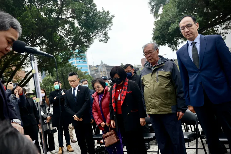 國民黨主席朱立倫率黨籍主管為228受難者默哀。林林攝