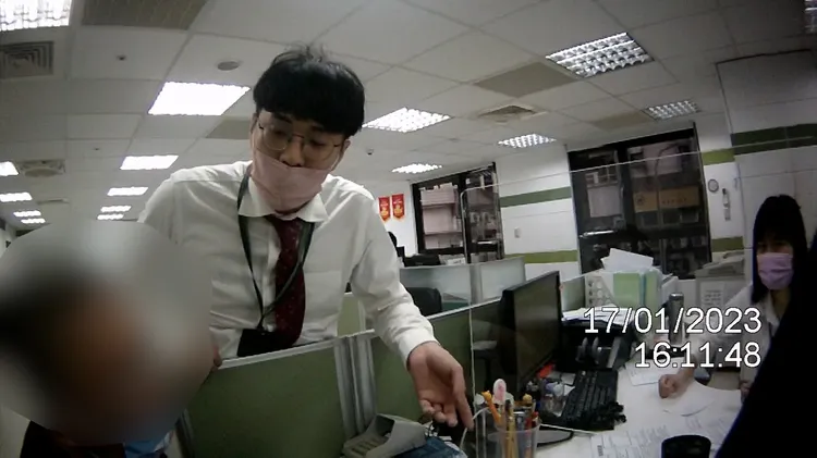 銀行行員及時通報警方阻止。翻攝畫面