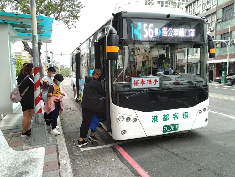 高雄市將加速市區公車全面電動化及加碼補助，於5年內汰換900輛。交通局提供