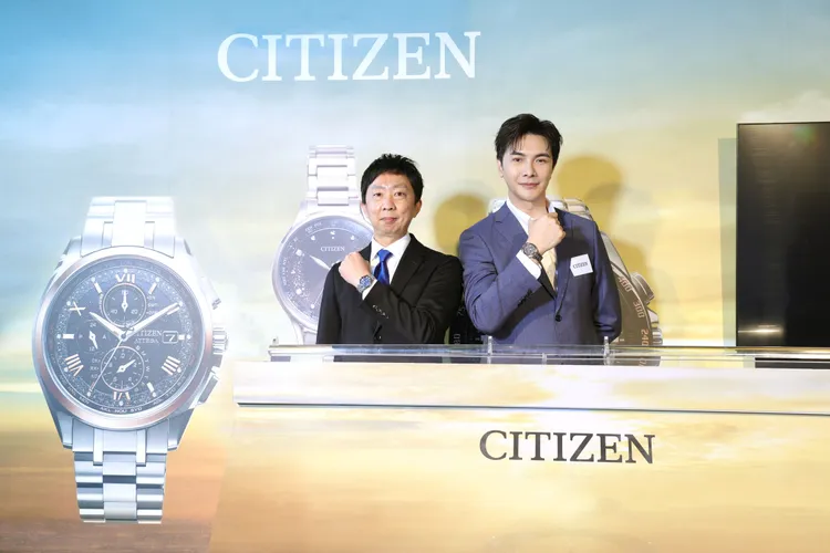 CITIZEN台灣分公司總經理渡邉将人（左）與品牌之友謝佳見合影。品牌提供