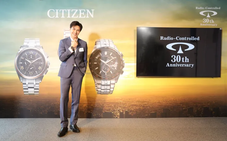 謝佳見今佩戴電波時計30周年限定款鈦金屬腕錶，烘托斯文紳士風貌。品牌提供