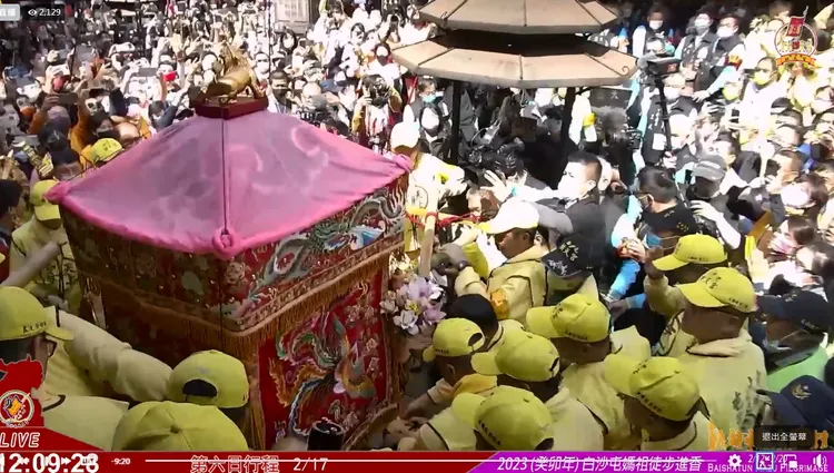 白沙屯媽祖進到朝天宮，廟內擠滿信徒。翻攝白沙屯拱天宮網站