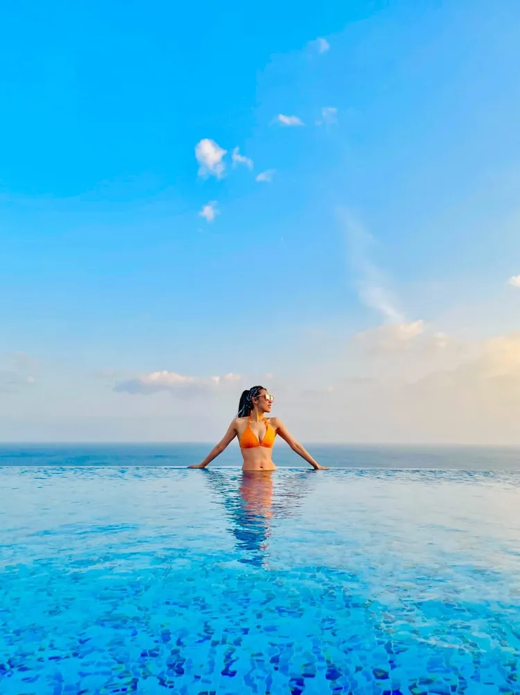 謝金晶享受小琉球飯店泳池。本人提供