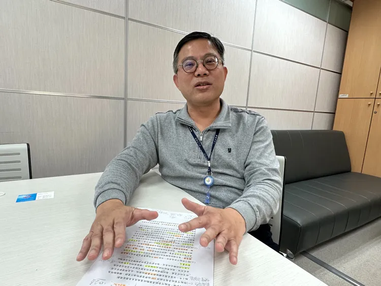 林俊德指出，面對中央可能隨時收回土地，已與農友簽訂主動放棄地上物的切結書。曾佳俊攝