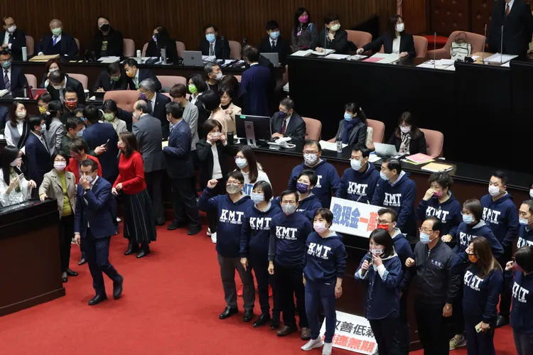 院會延宕至11點半許才開會，綠委站在備詢台、官員席周邊，藍委則站在發言台附近。鄭孟晃攝