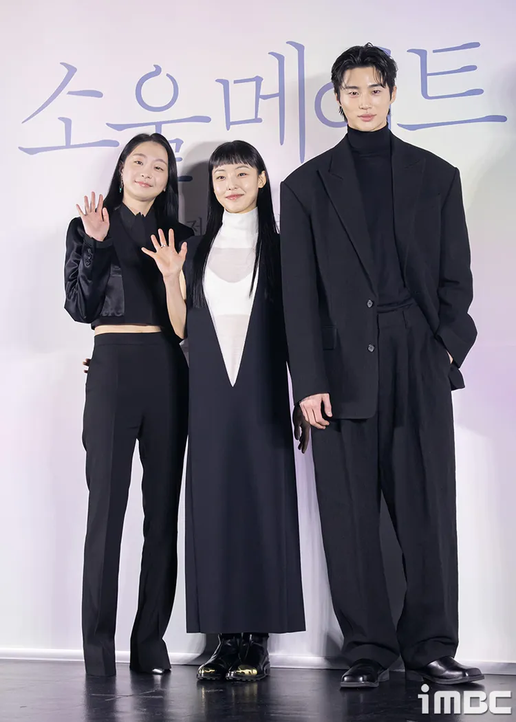 金多美（左起）、全少妮，站在187公分的邊佑錫身邊顯得嬌小。翻攝imbc