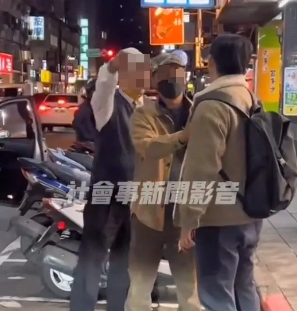 蘇姓駕駛不滿被踹車，怒譙林男髒話挨告。《社會事新聞影音》