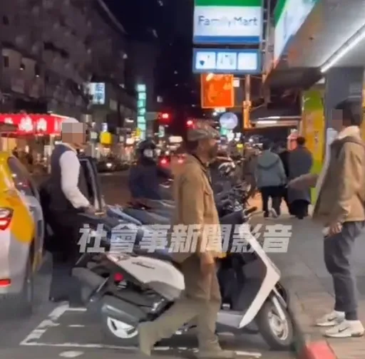 未禮讓行人被踹車 下車互嗆!計程車駕駛怒譙髒話挨告