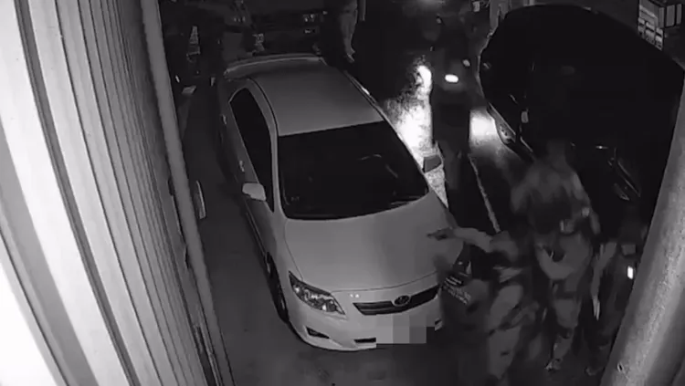 警方攻堅破門。翻攝畫面