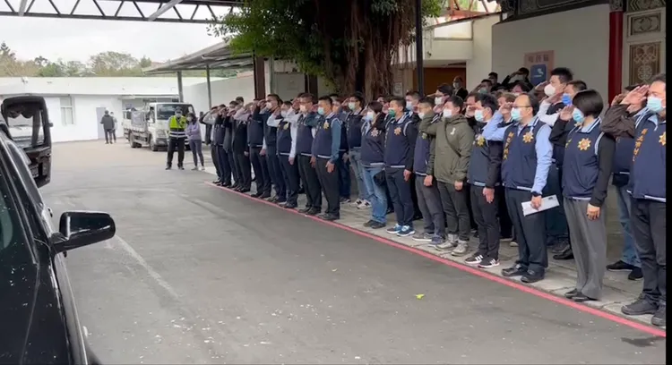 新北市刑大同事送盧思成最後一程。新北市警局提供