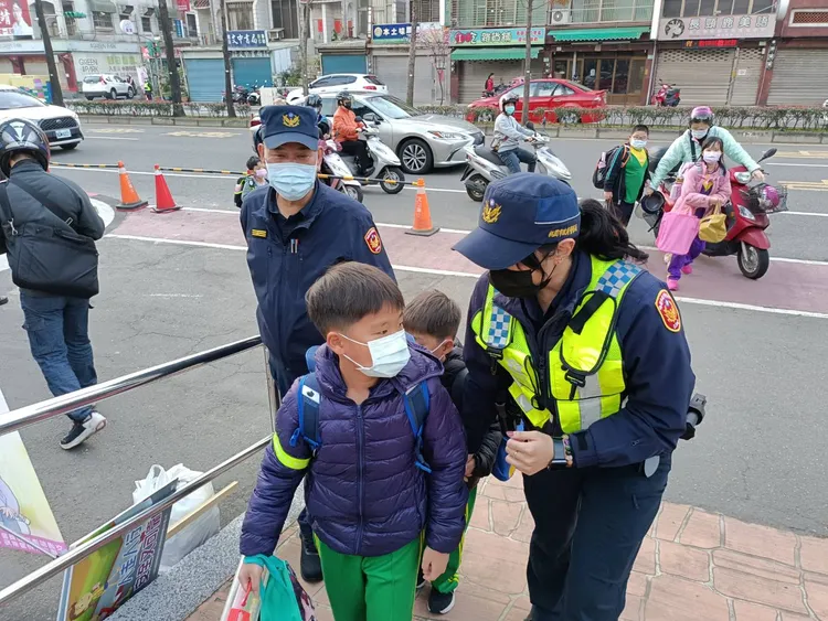 桃園分局出動警力至各校園門口護童並宣導相關交通與犯罪預防觀念。桃園警分局提供