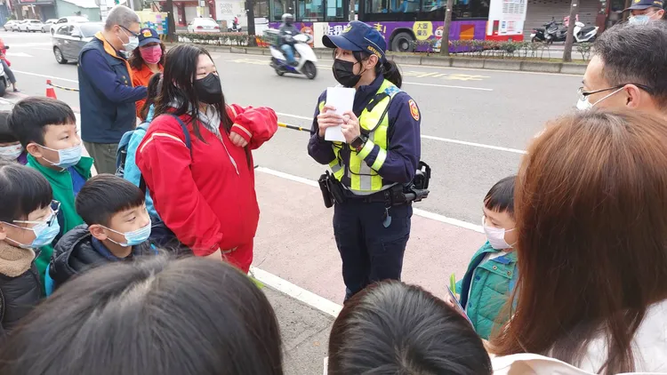 桃園分局出動警力至各校園門口護童並宣導相關交通與犯罪預防觀念。桃園警分局提供