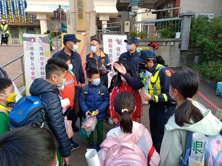 桃園警方在校門口進行交通安全宣導。桃園警分局提供