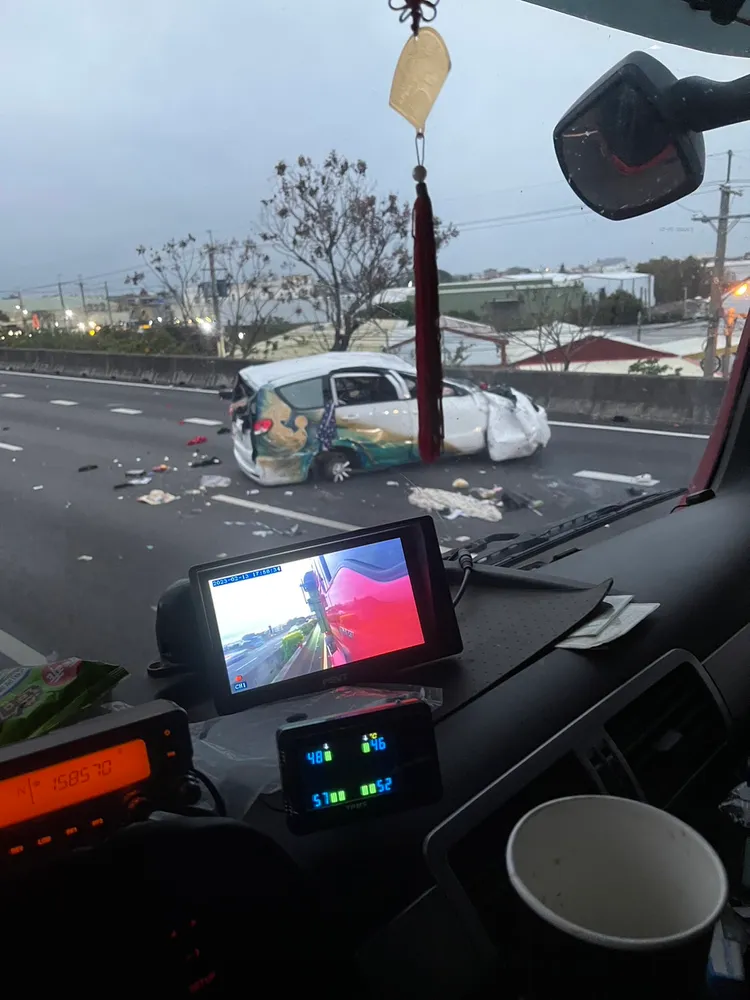 事故車輛受損嚴重。翻攝記者爆料網