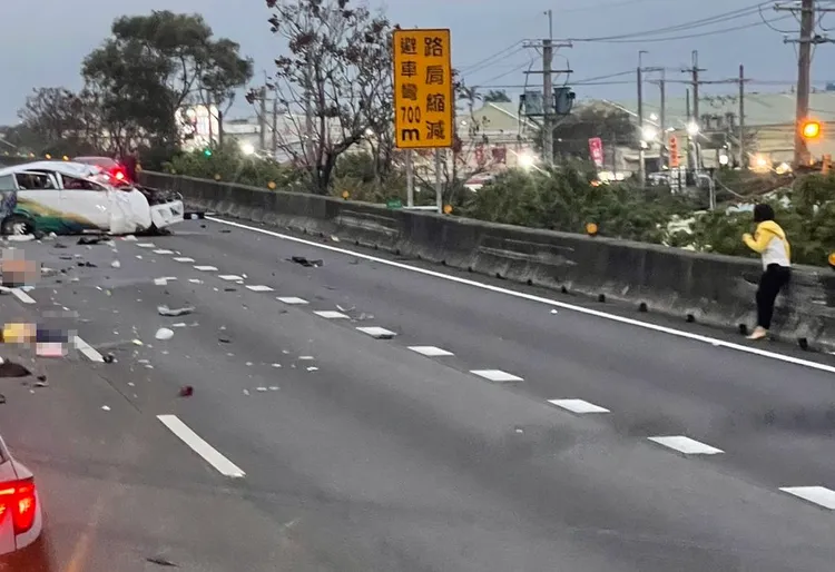 初步了解是2車相撞，有人疑似拋出車外。翻攝記者爆料網