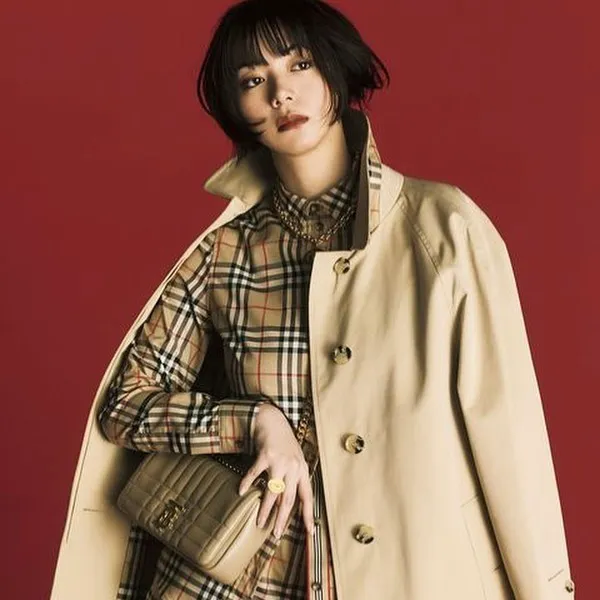 池田依來沙去年獲BURBERRY欽點，成為日本首位品牌形象大使。翻攝elaiza_ikd IG
