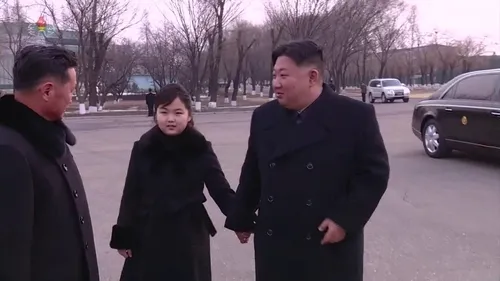 金正恩（右一）帶女兒金主愛觀看體育比賽。畫面中出現保鏢乘坐的疑似日本三菱汽車旗下SUV車款Pajero（圖後方白色車輛）。翻攝朝中社 