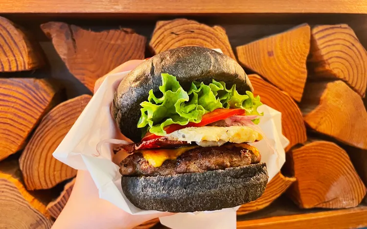 特製牛骨髓奶油搭配新鮮現煎8:2瘦肥比例的漢堡肉，焦香與脂香完美融合在舌尖上。業者提供