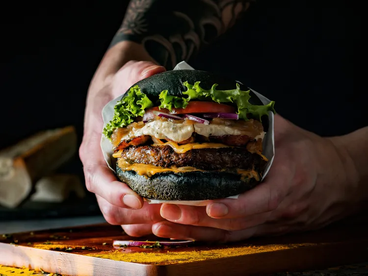 「經典牛骨髓漢堡」即日起至5/21限時開賣。業者提供