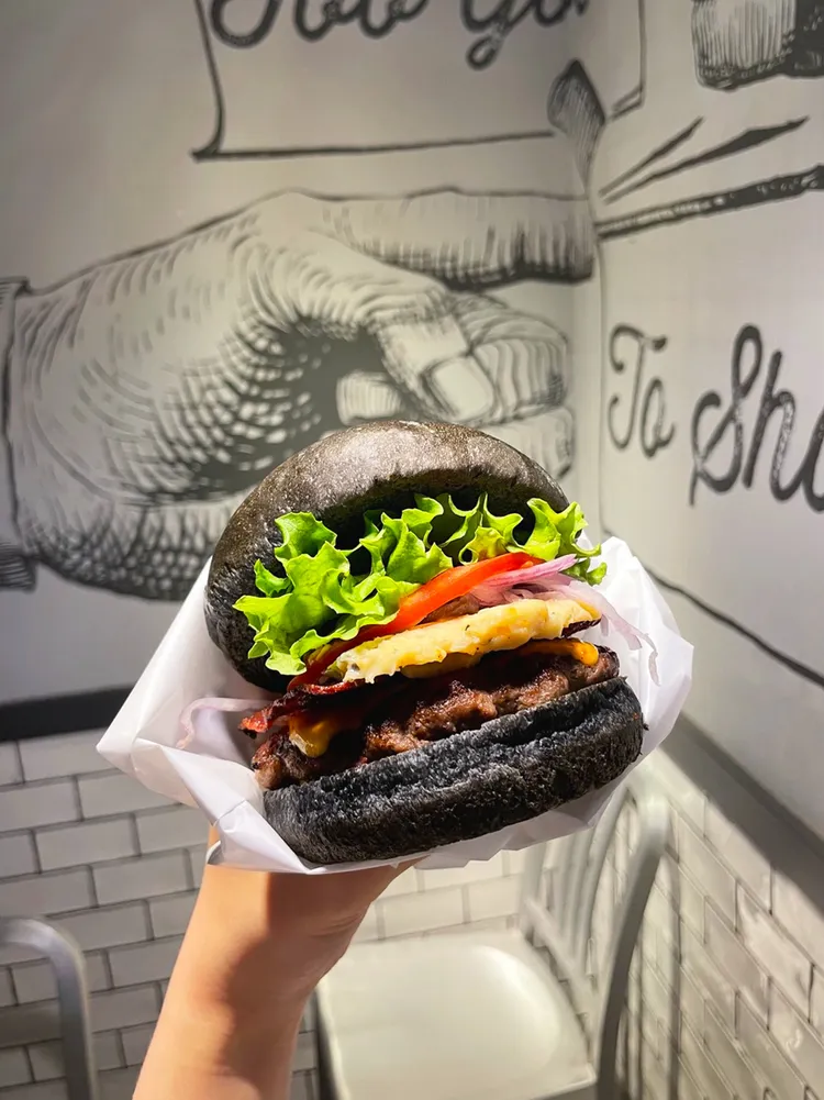 內用只要點經典牛骨髓漢堡即可以半價50元升級含薯條&指定飲品的套餐。業者提供