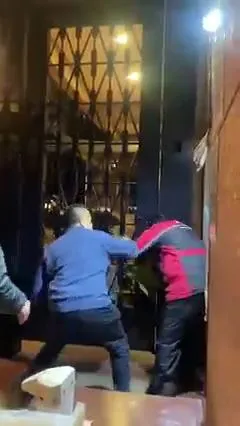潘男毆打黃姓外送員過程全被社區民眾拍下。翻攝自臉書社團爆料公社