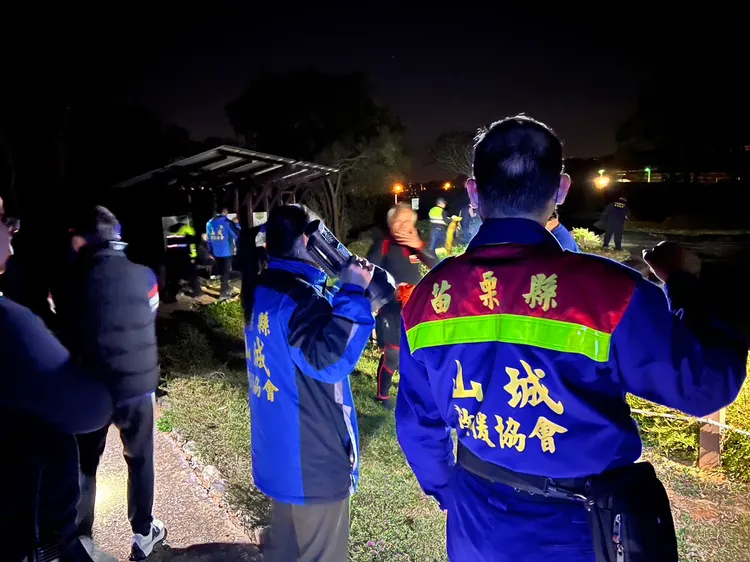 救難人員將遺體打撈上岸。民眾提供