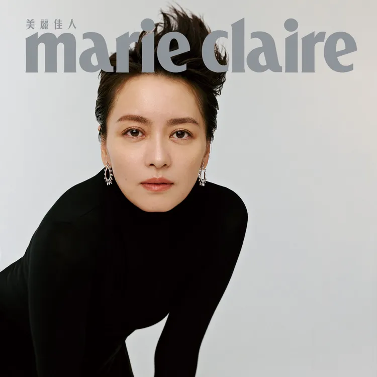 梁詠琪身穿BALENCIAGA黑色高領洋裝，拍攝時尚大片。《Marie Claire美麗佳人》提供