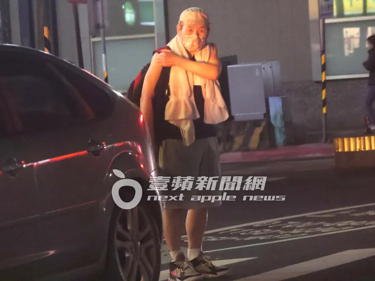 趙傳處理完三千煩惱絲後，走到路口等待計程車。特勤中心攝