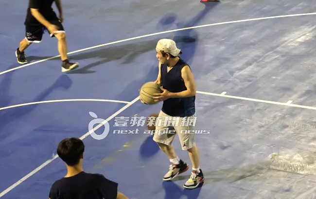 趙傳打到天黑體力依舊充沛。特勤中心攝