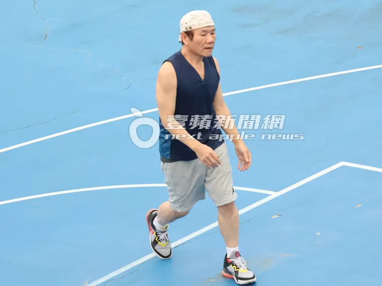 趙傳一身運動打扮反戴帽子打球，胯下運球流暢。特勤中心攝