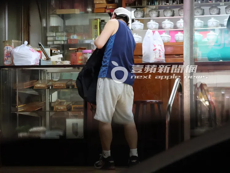 趙傳打完籃球，步行2公里到中藥房抓藥補身體。特勤中心攝