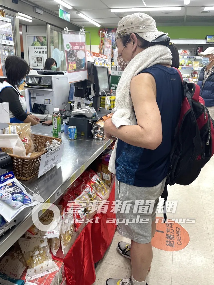 趙傳走2公里路程，有些口渴，到超商買舒跑跟青草茶。特勤中心攝