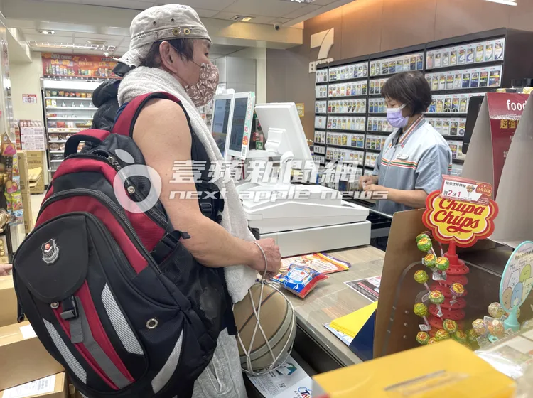 趙傳買完飲料解渴，再到另一間超商買麵包果腹。特勤中心攝