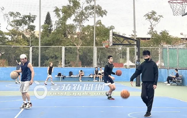 61歲趙傳在籃球場上1打3練投。特勤中心攝
