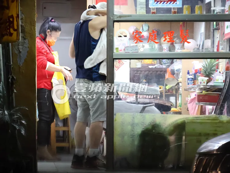 趙傳邊走邊吃麵包配飲料後，來到家庭理髮店找地方媽媽。特勤中心攝