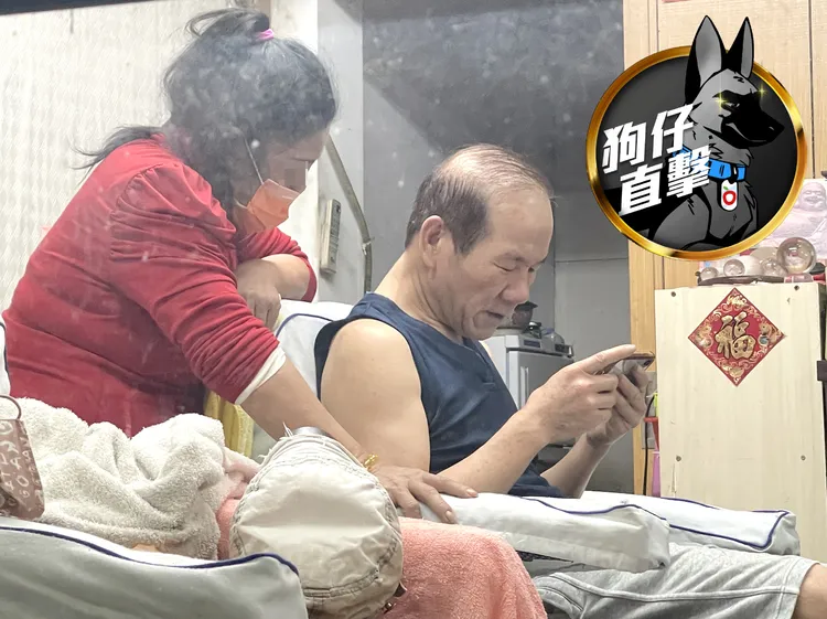 61歲的趙傳跟「地方媽媽」一起分享手機，10分鐘就搞定三千煩惱絲。特勤中心攝