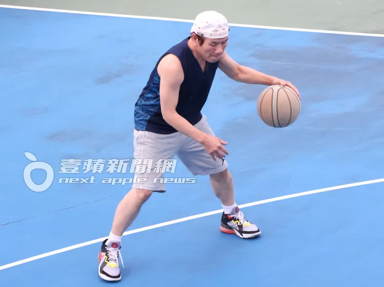 61歲趙傳跟年輕人一起打籃球，球技宛如《灌籃高手》般，體力也是一尾活龍。特勤中心攝