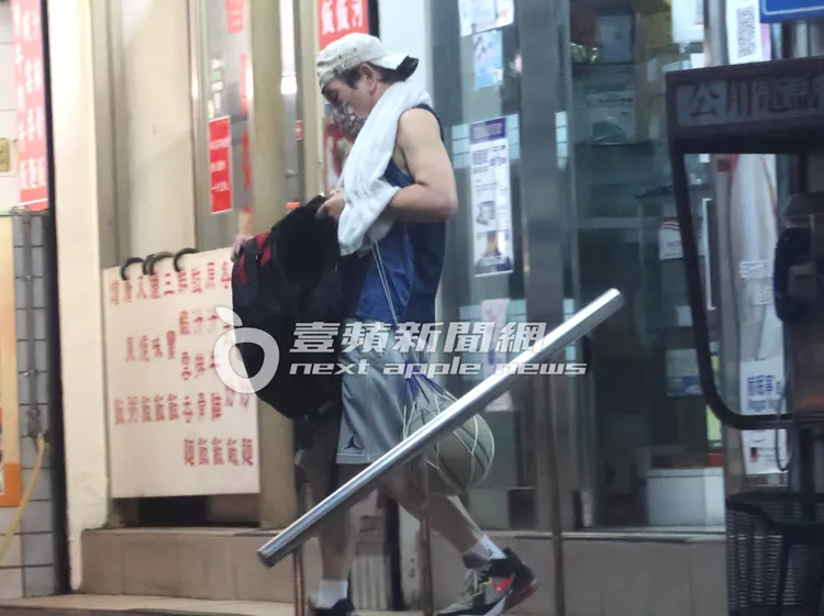 趙傳拿完中藥材，接著又到西藥房拿幾盒西藥。特勤中心攝