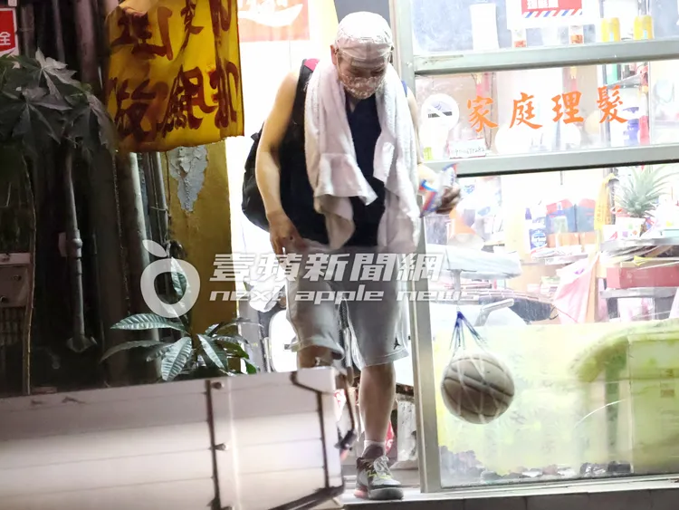 趙傳剪完頭毛，戴回帽子離開家庭理髮店。特勤中心攝