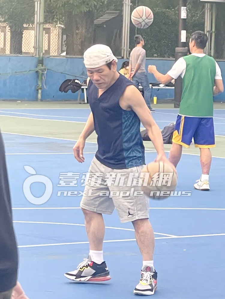 趙傳在球場練球，從白天打到天黑，體力看來不錯。特勤中心攝